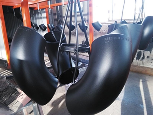 Los Ss empalman las instalaciones de tuberías soldadas con autógena sueldan con autógena camisetas del codo instalan tubos conexiones