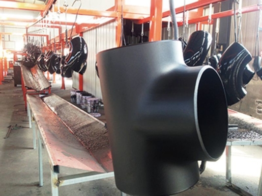 Los Ss empalman las instalaciones de tuberías soldadas con autógena sueldan con autógena camisetas del codo instalan tubos conexiones
